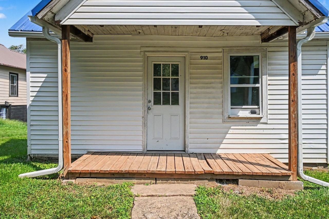 910 Hill St - Photo 4 of 15