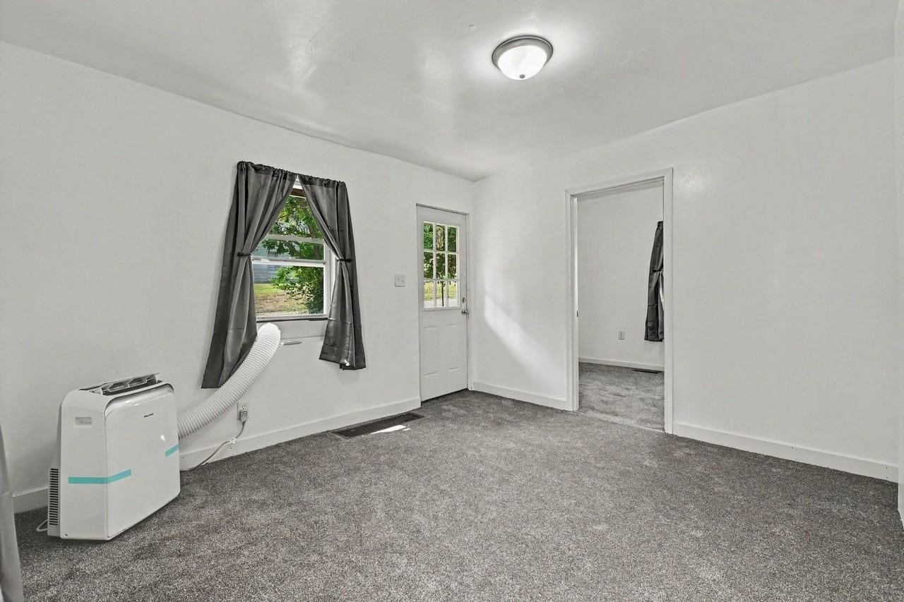 910 Hill St - Photo 7 of 15