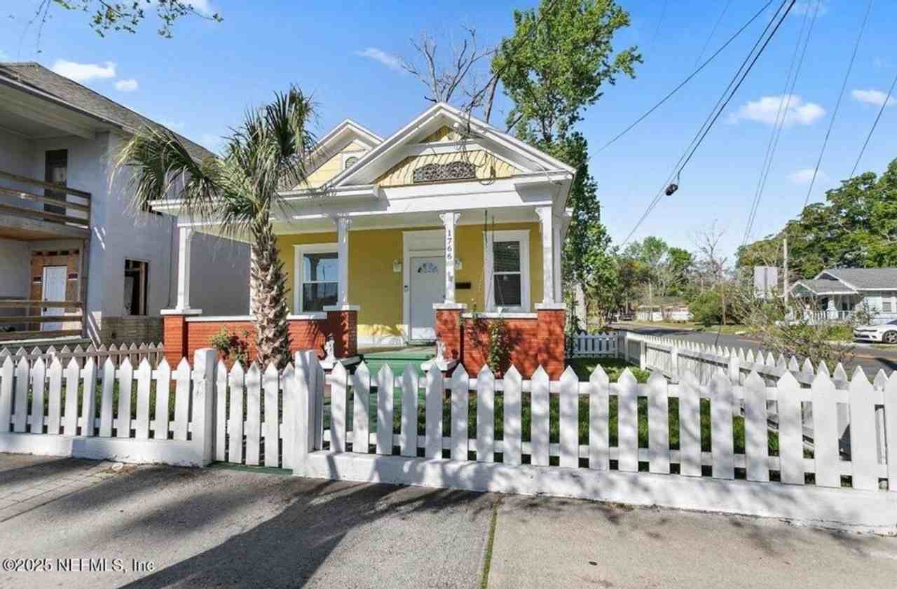1766 N Myrtle Ave - Photo 3 of 17