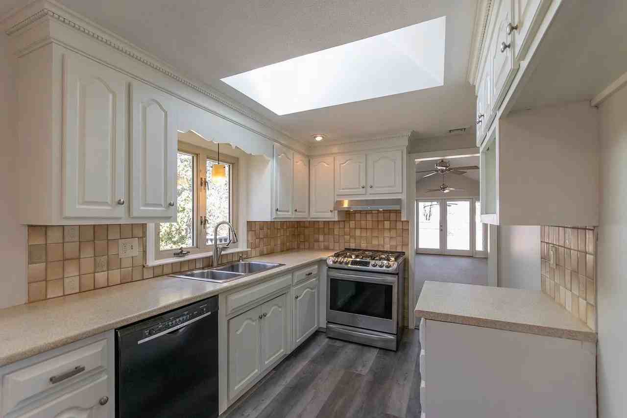 8 Ainslie Dr - Photo 5 of 17