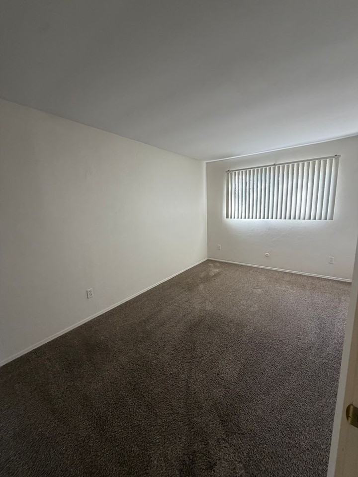 7038 1/2 Mount Vernon St - Photo 5 of 9
