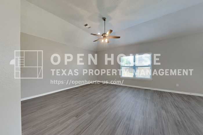5219 Whitebridge Ln - Photo 4 of 21