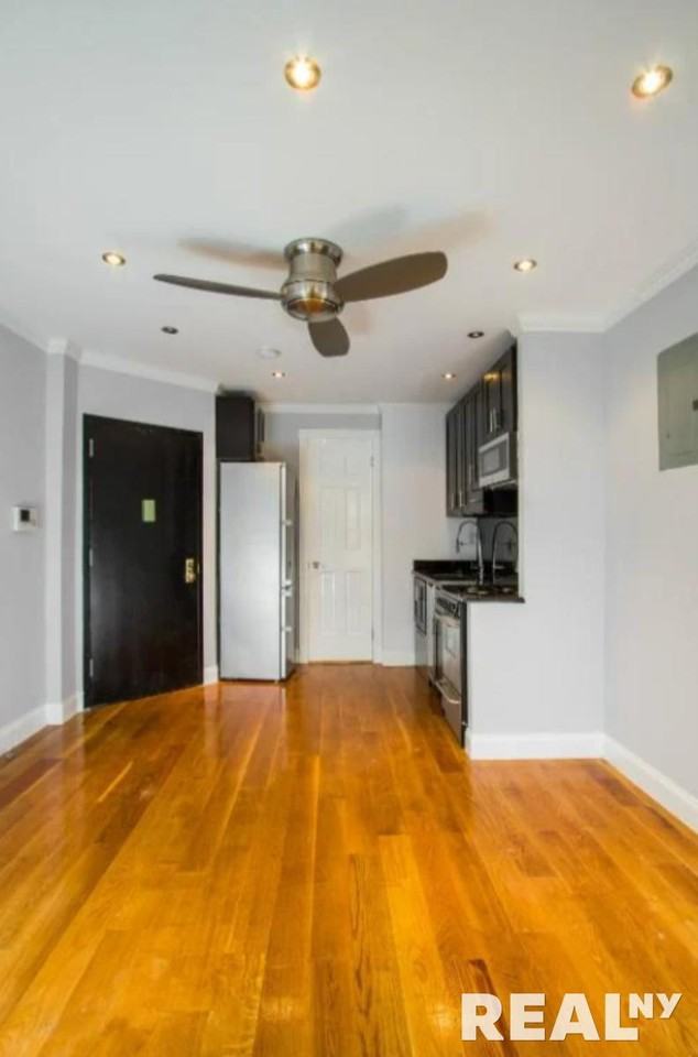 W 53rd St #2D - Photo 3 of 5
