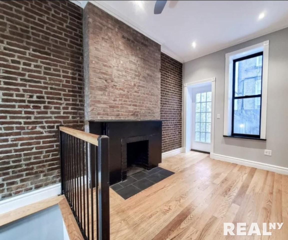Leroy St #1D - Photo 2 of 4