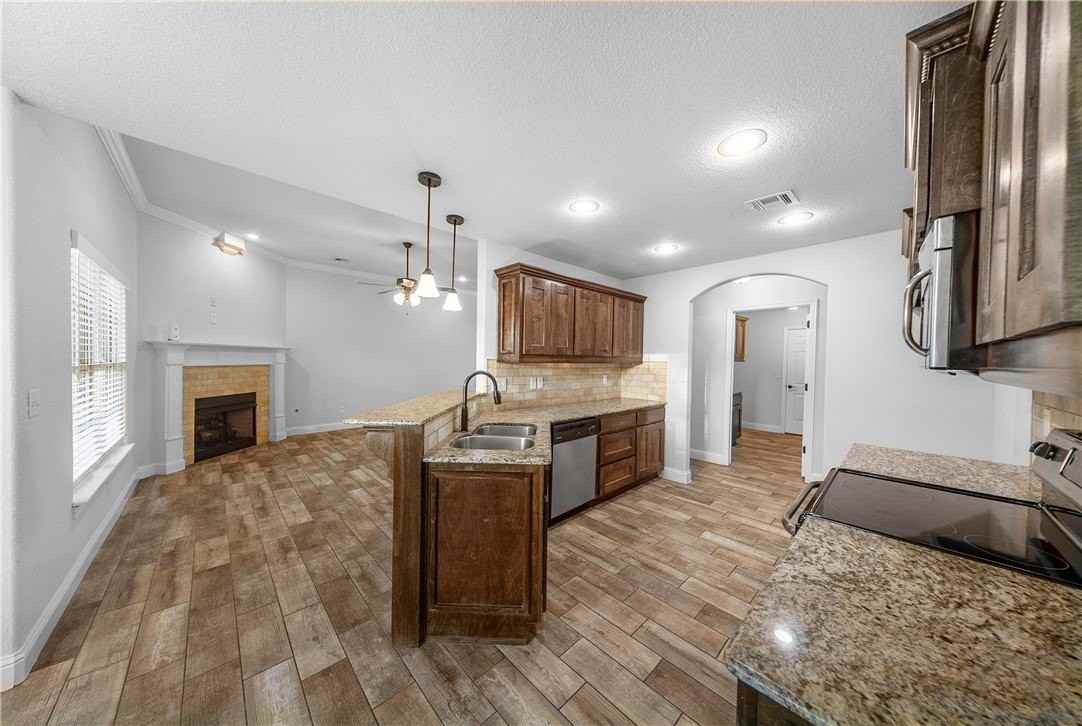 1100 Sw Horizon St - Photo 2 of 27