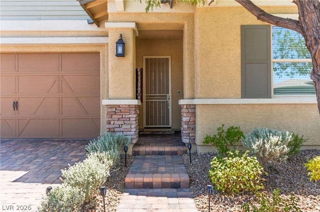 652 Longfeather St - Photo 3 of 50