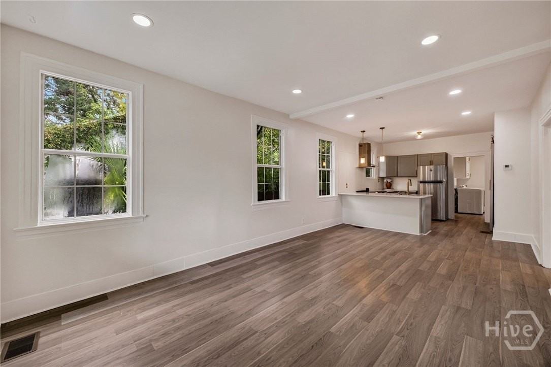 666 E 32nd St - Photo 5 of 37