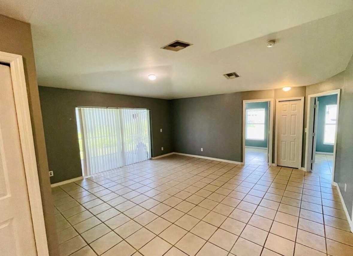 138 Gilbert Ave S - Photo 5 of 12