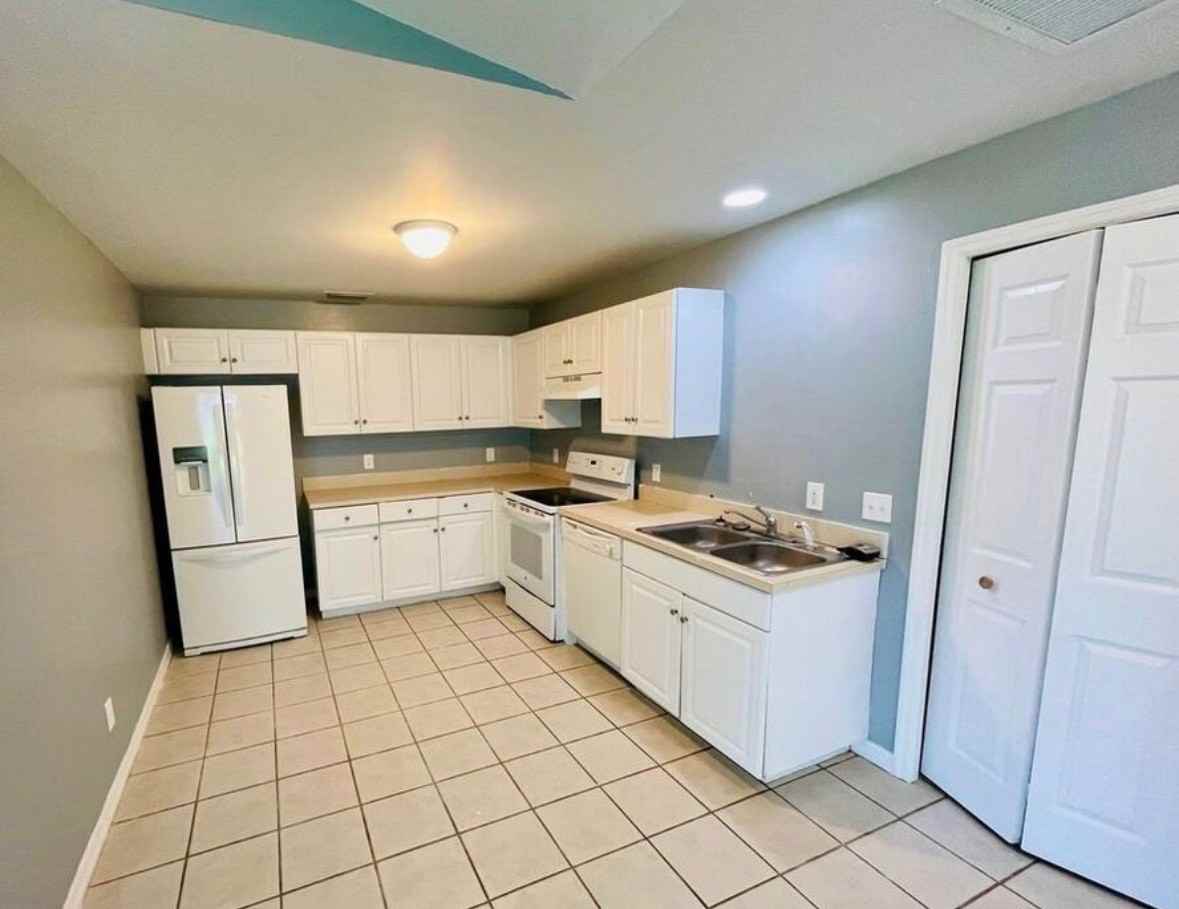 138 Gilbert Ave S - Photo 7 of 12