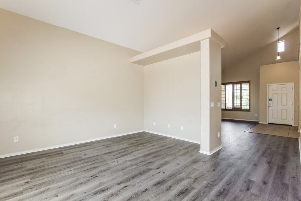 6546 S 43rd Dr - Photo 4 of 17