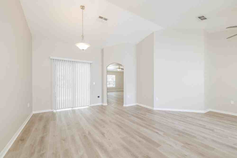 529 Hummingbird Ct - Photo 3 of 16