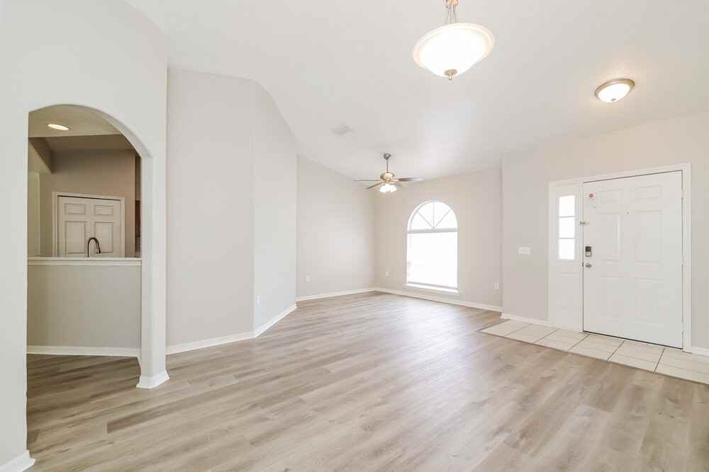 529 Hummingbird Ct - Photo 4 of 16