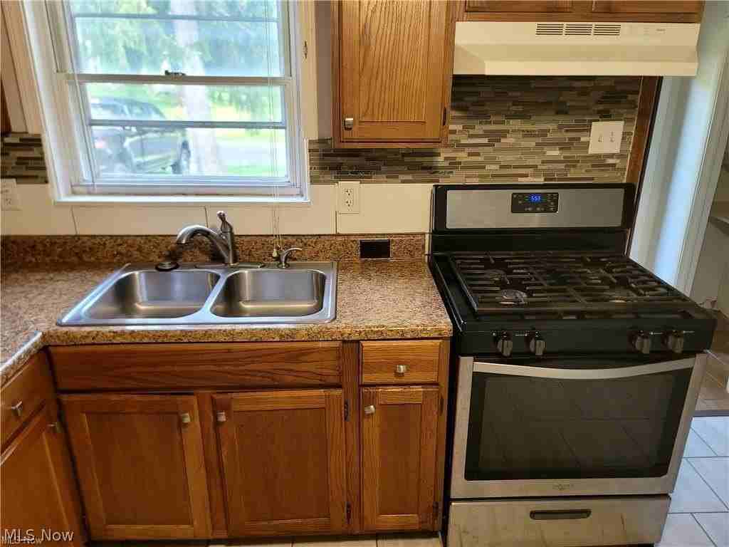 220 Robert Dr - Photo 4 of 15