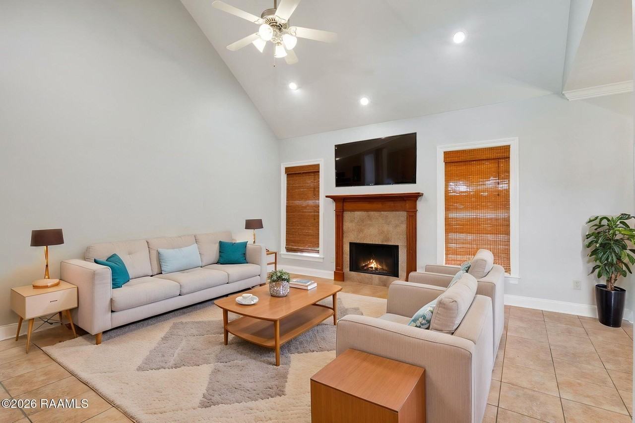 203 Rue Soleil - Photo 4 of 23
