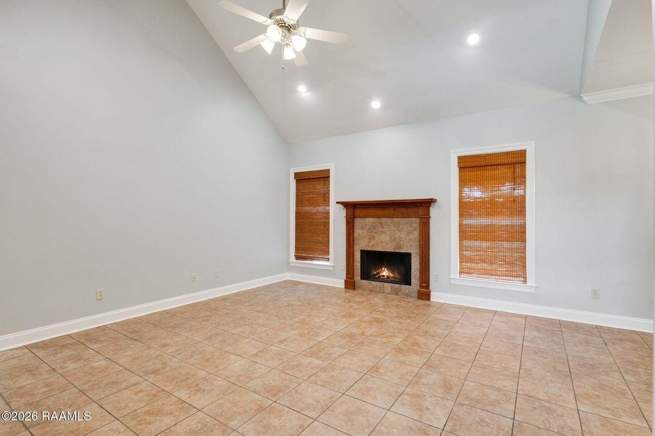 203 Rue Soleil - Photo 5 of 23