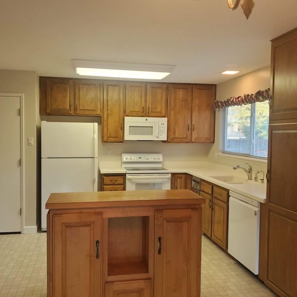 263 Donegal Way - Photo 7 of 36