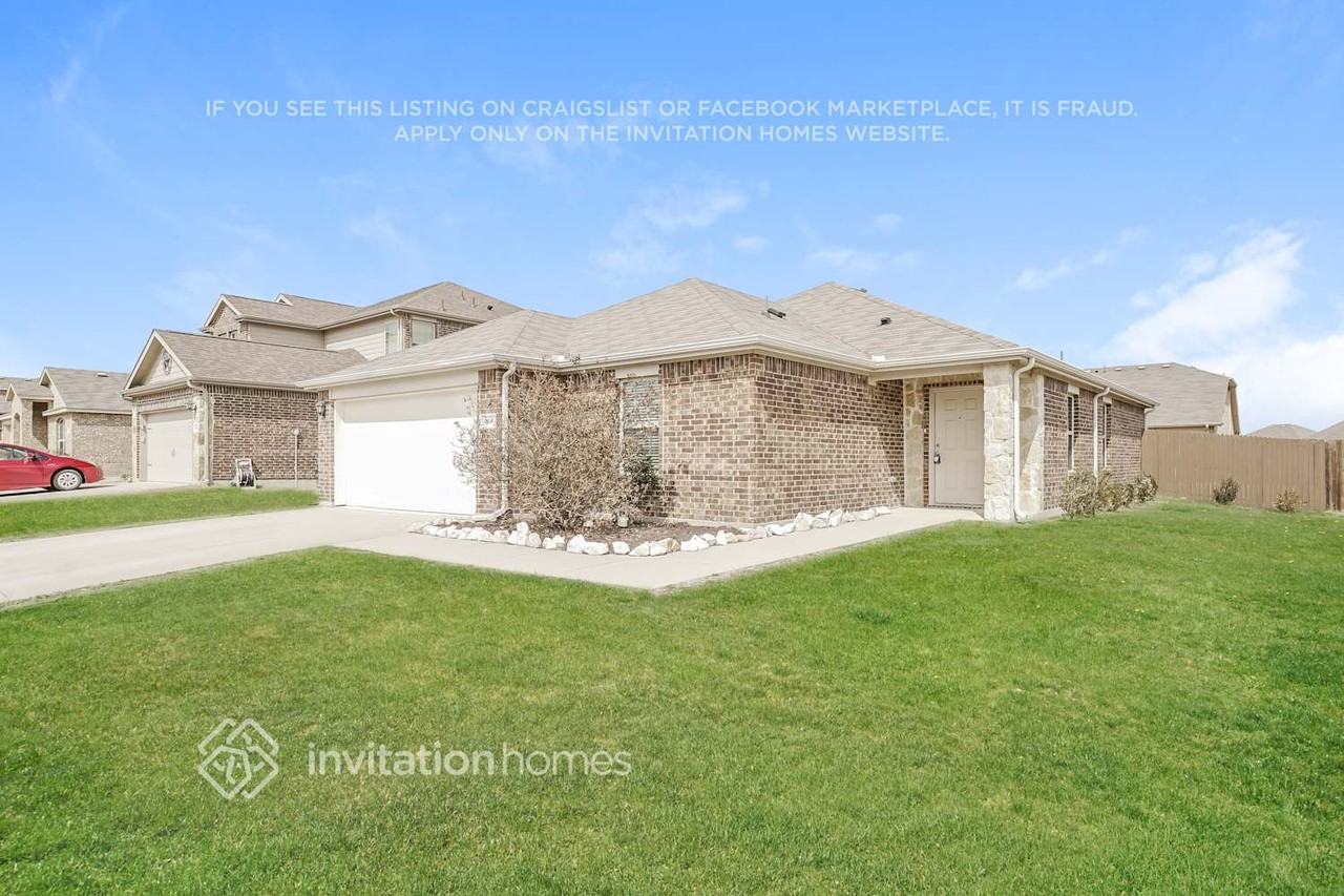 304 Hawthorn Dr - Photo 2 of 15
