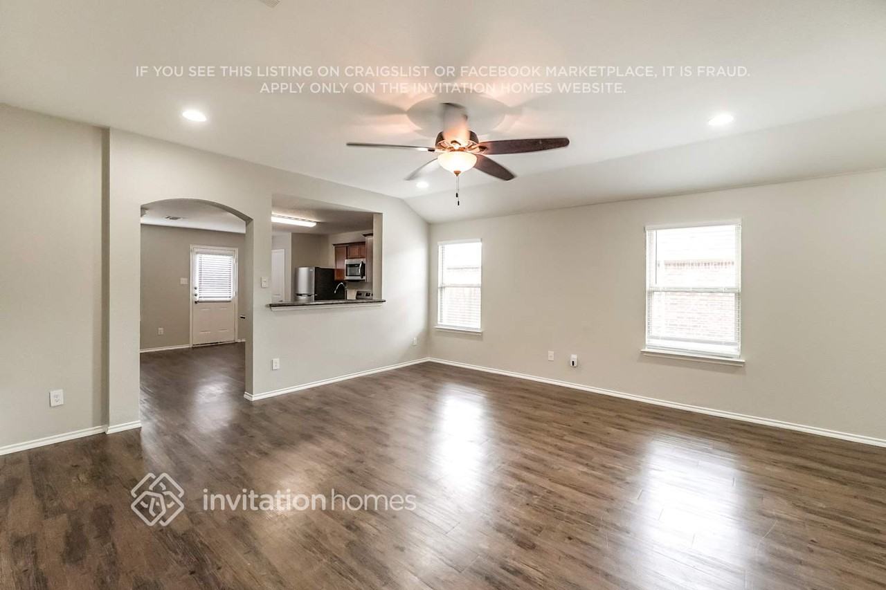 304 Hawthorn Dr - Photo 3 of 15