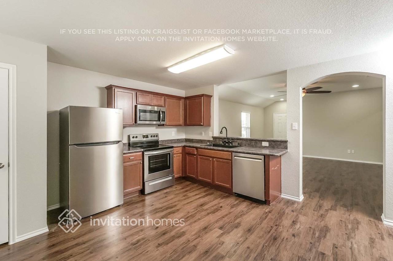 304 Hawthorn Dr - Photo 4 of 15