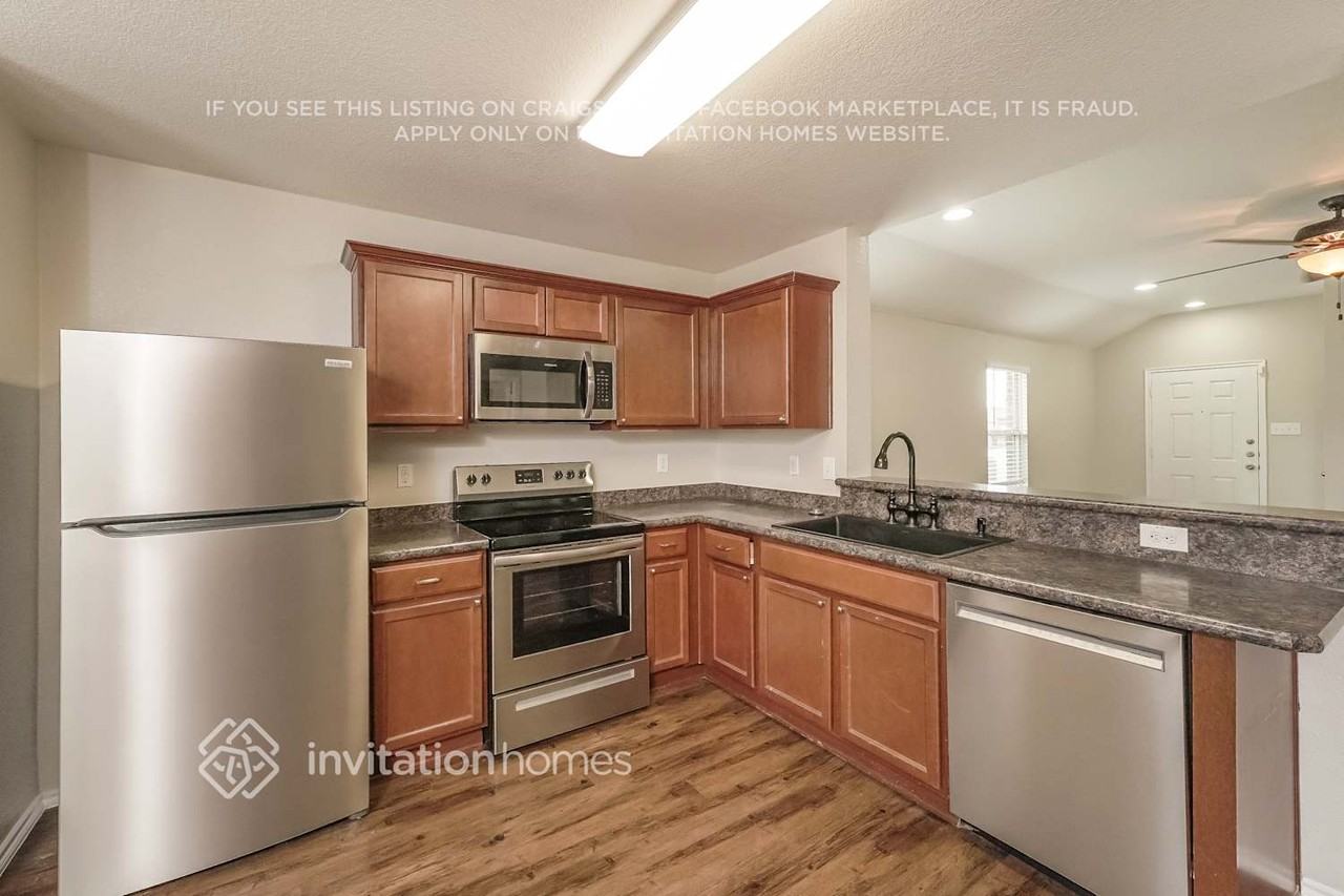 304 Hawthorn Dr - Photo 5 of 15