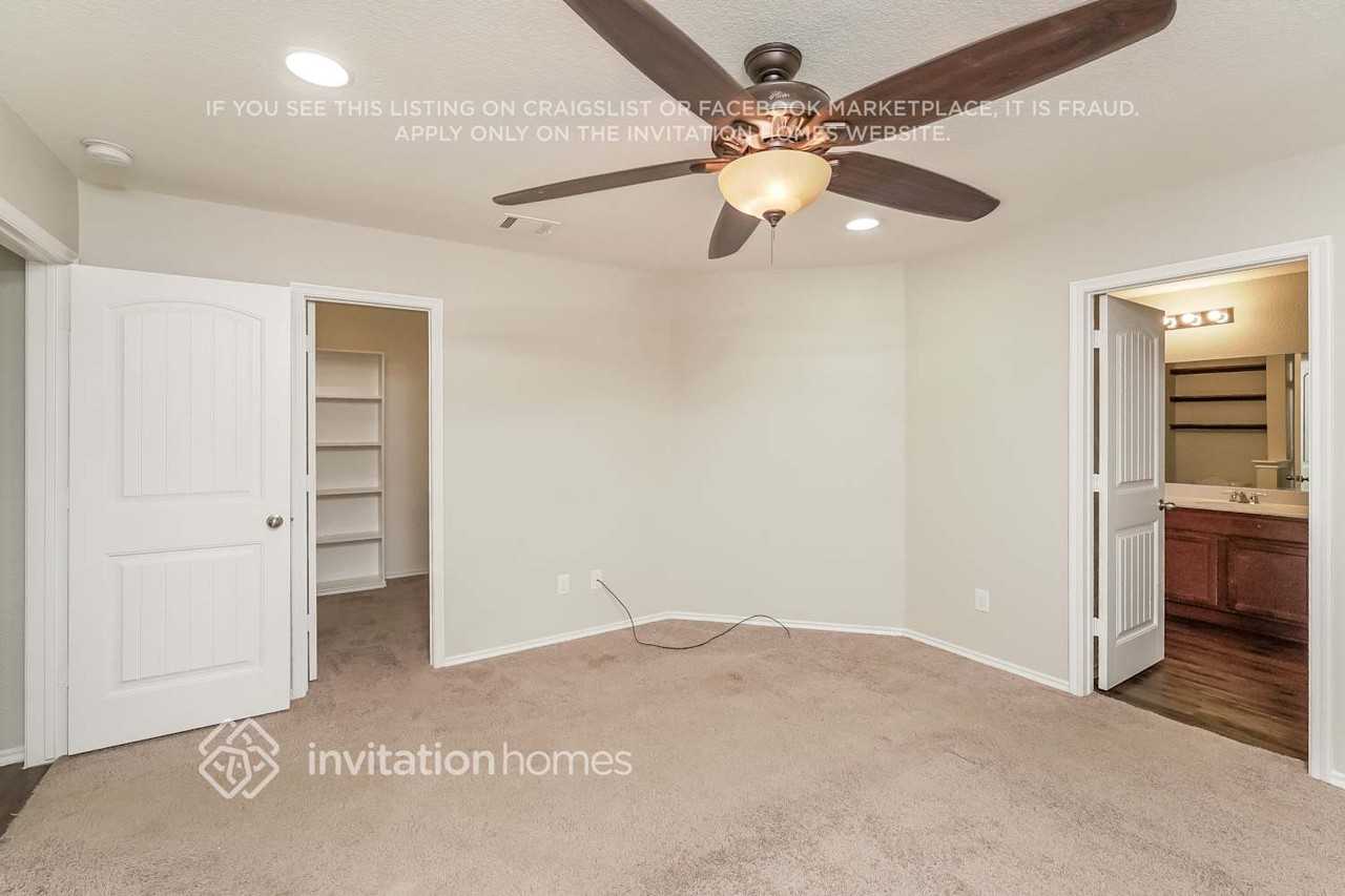 304 Hawthorn Dr - Photo 6 of 15