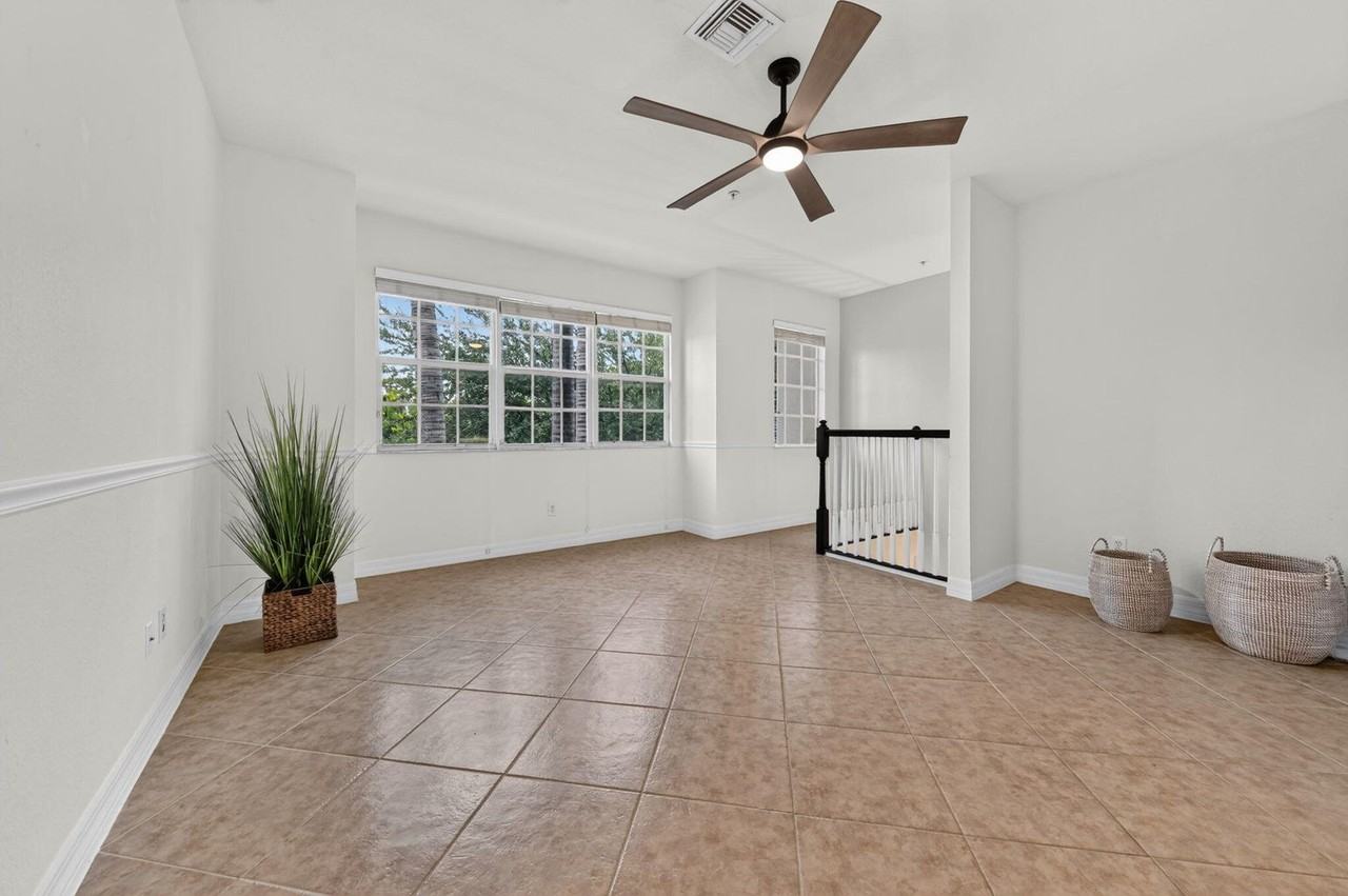 290 Northeast 5th Avenue #4 - Photo 5 of 9