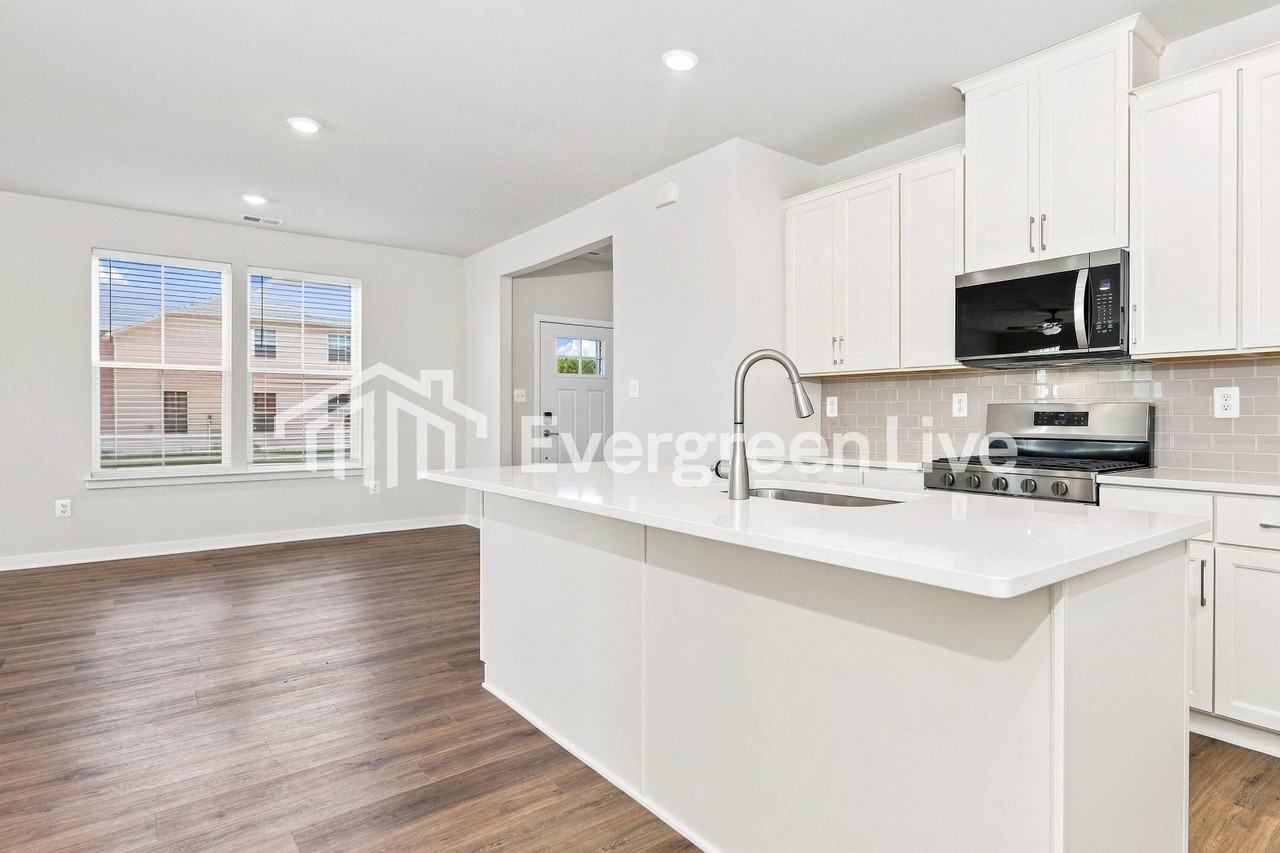 1305 Resort Blvd - Photo 4 of 15