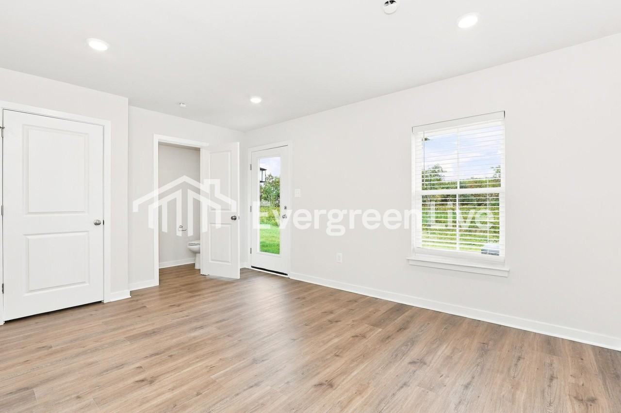 372 Mingo Way - Photo 2 of 16