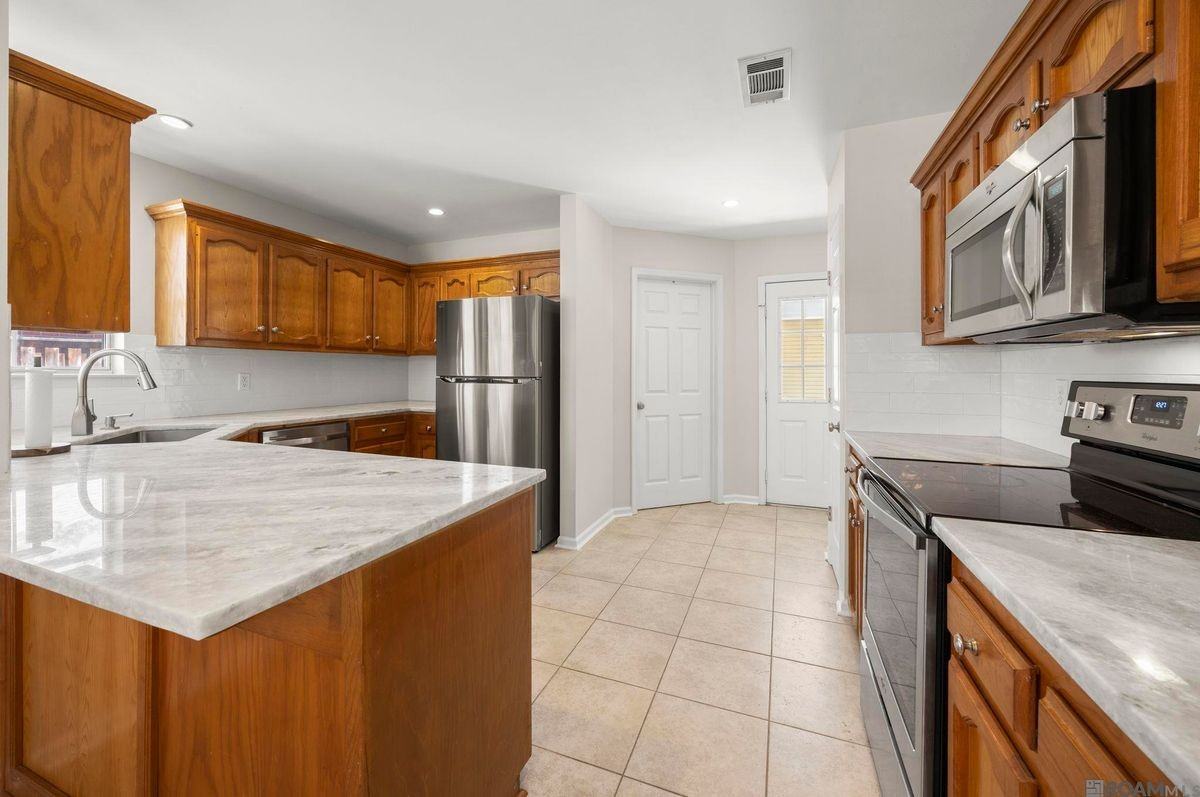 5851 Woodlawn Park Ct - Photo 5 of 25