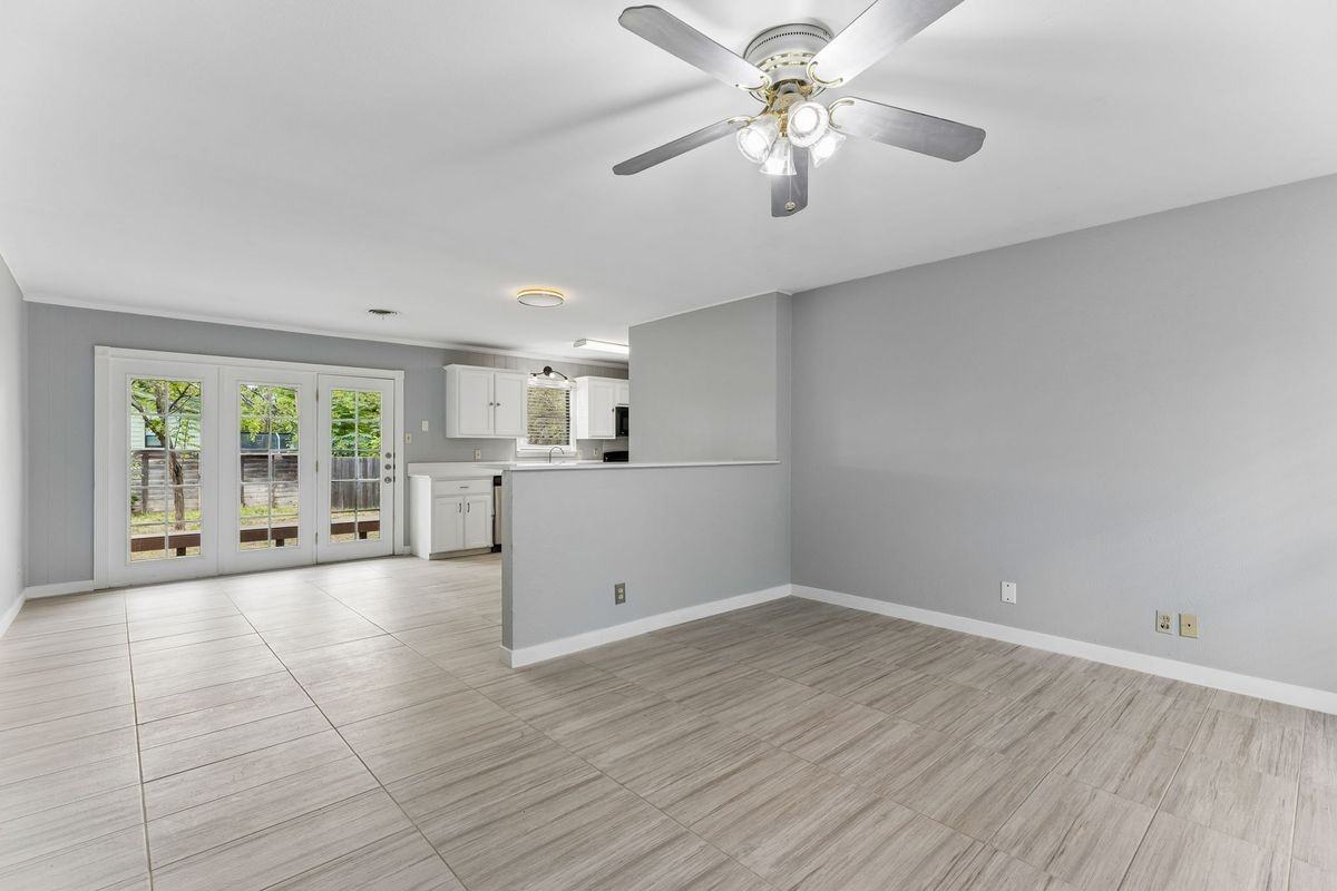 2700 E Side Dr - Photo 2 of 7