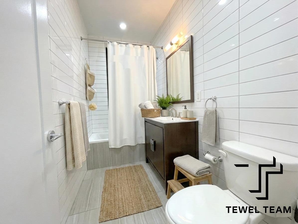 498 Manhattan Avenue - Photo 4 of 12