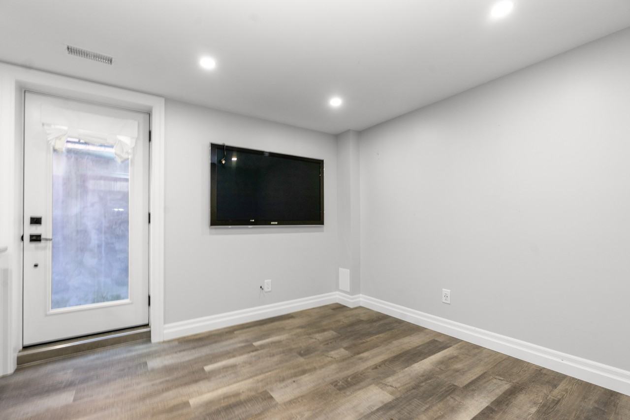 8 Lister Dr, Barrie, ON L4N 0L5, Canada - Photo 3 of 9
