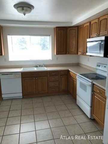 930 Bishop Ct #A - Photo 3 of 16
