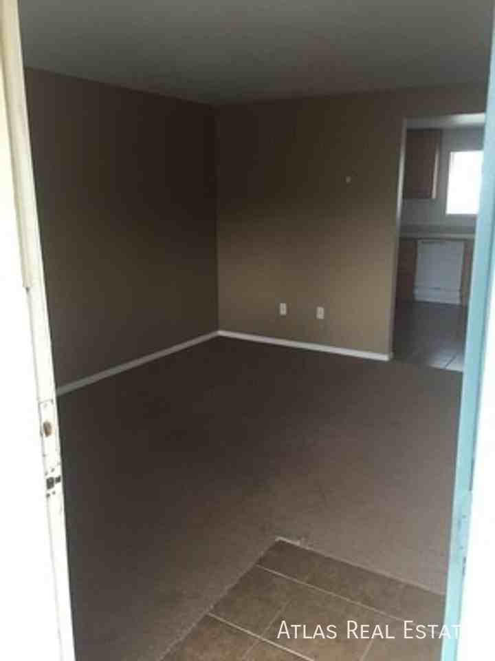 940 Bishop Ct #D - Photo 5 of 12