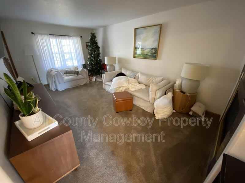 5605 Lawrence Ln - Photo 5 of 13