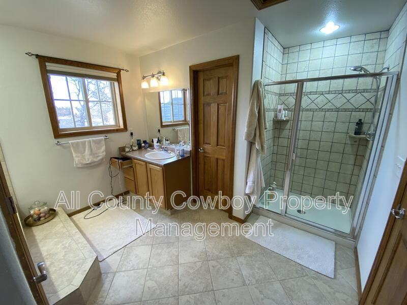 5605 Lawrence Ln - Photo 7 of 13