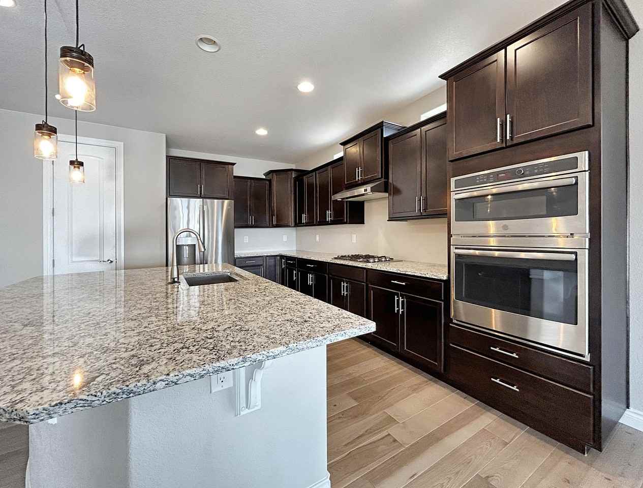 10084 Hannaway Dr - Photo 4 of 32