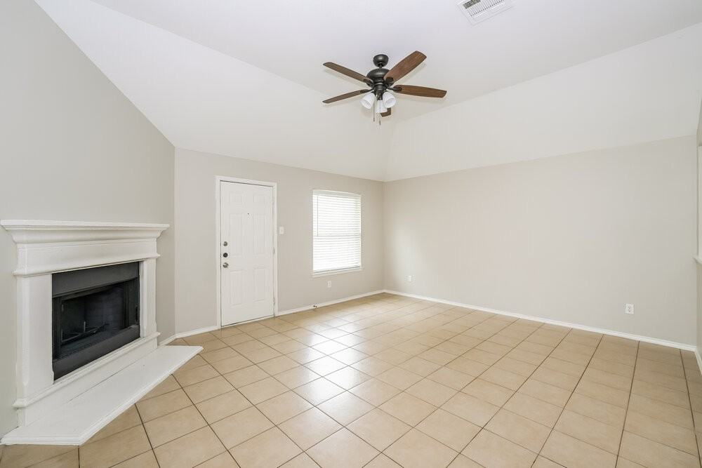 908 Lindstrom Dr - Photo 3 of 16