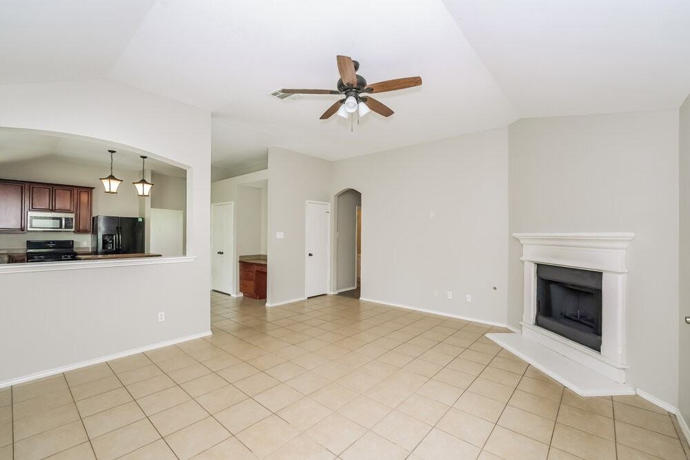 908 Lindstrom Dr - Photo 4 of 16