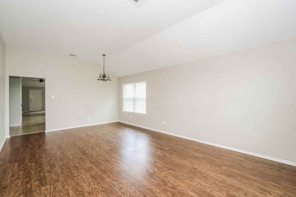908 Lindstrom Dr - Photo 5 of 16