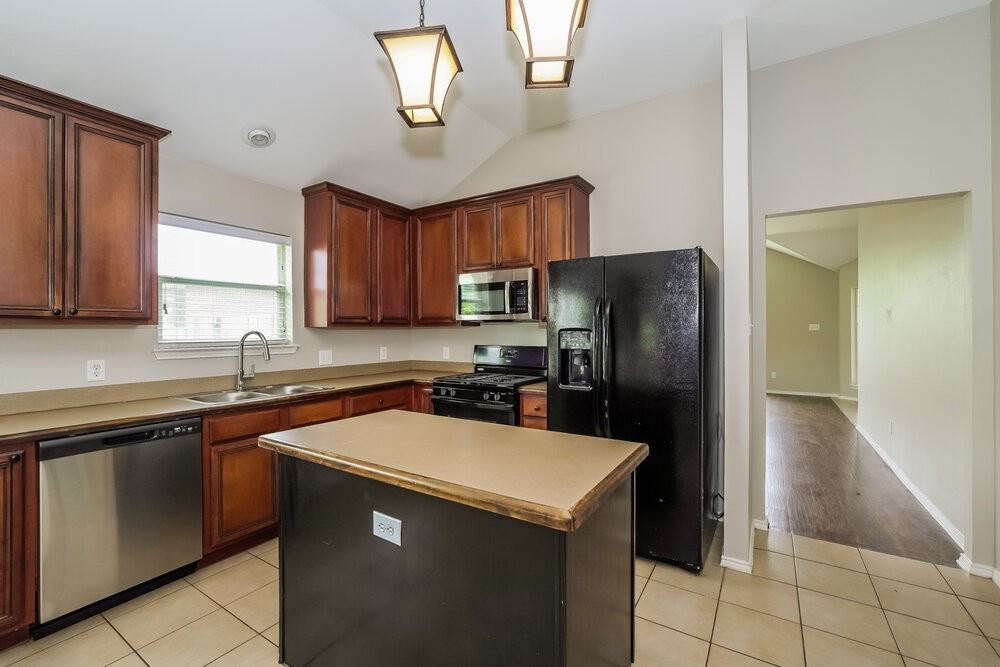 908 Lindstrom Dr - Photo 6 of 16