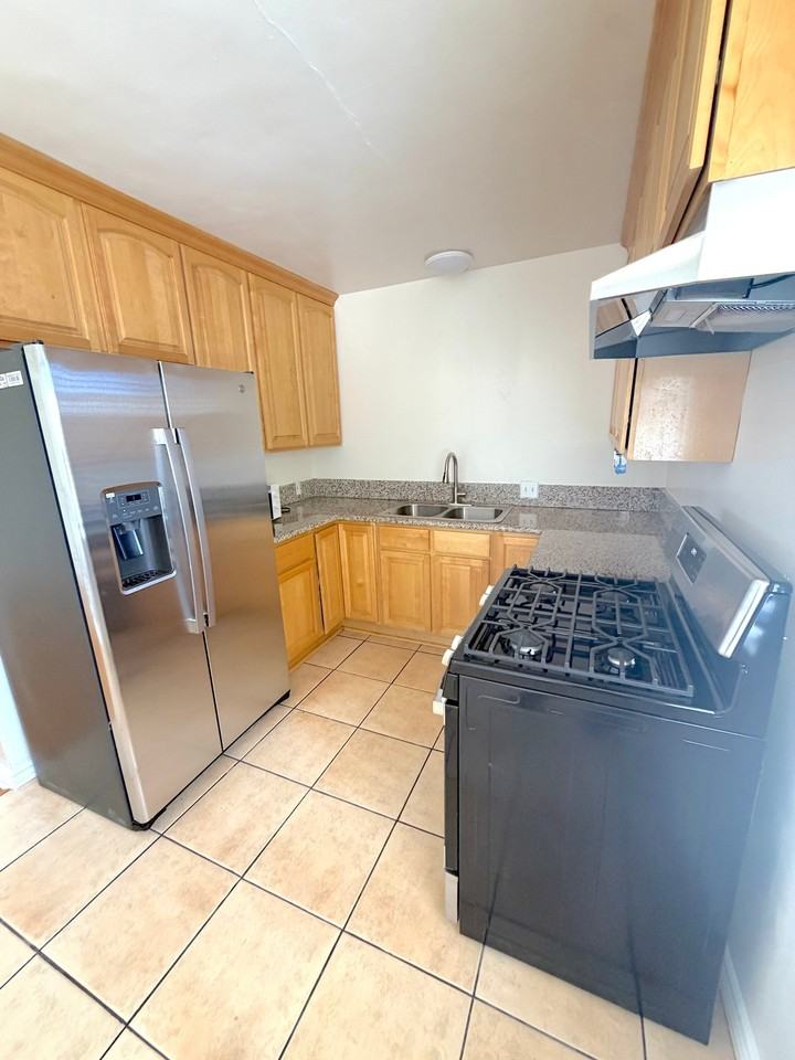 1253 N Mansfield Ave #4 - Photo 2 of 25