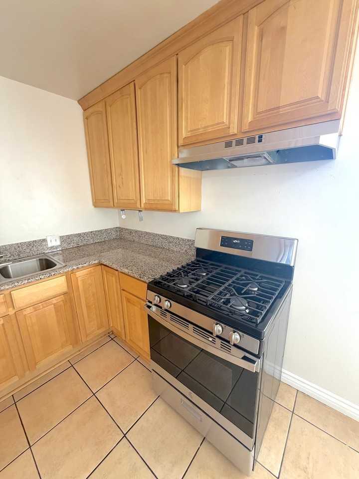1253 N Mansfield Ave #4 - Photo 4 of 25