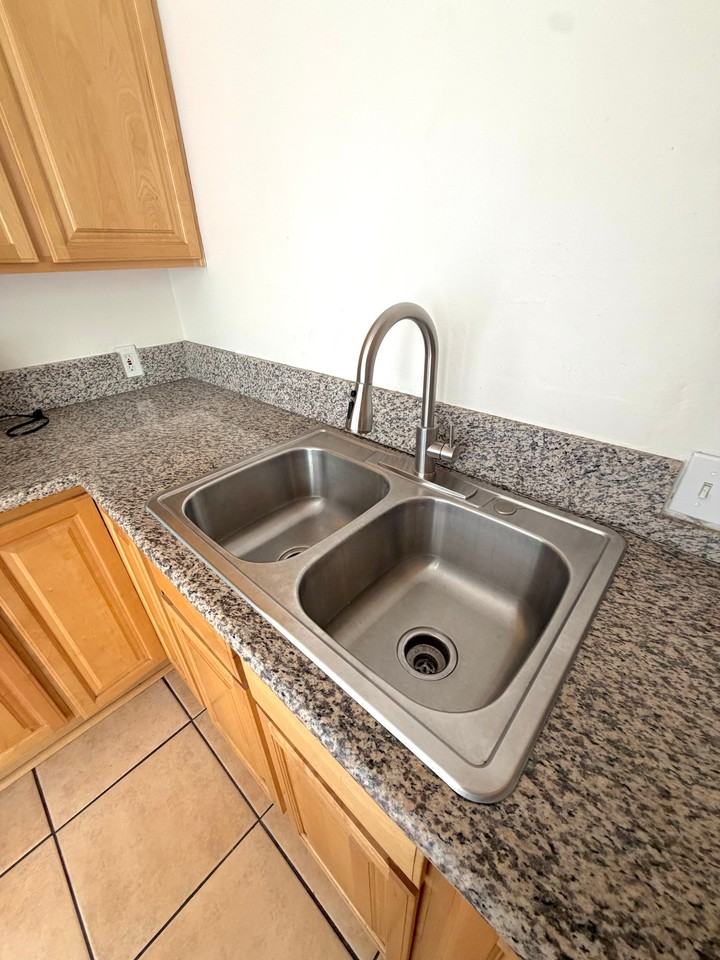 1253 N Mansfield Ave #4 - Photo 5 of 25