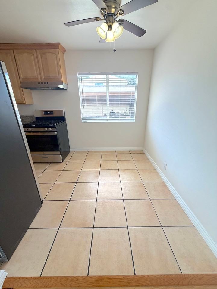 1253 N Mansfield Ave #4 - Photo 7 of 25