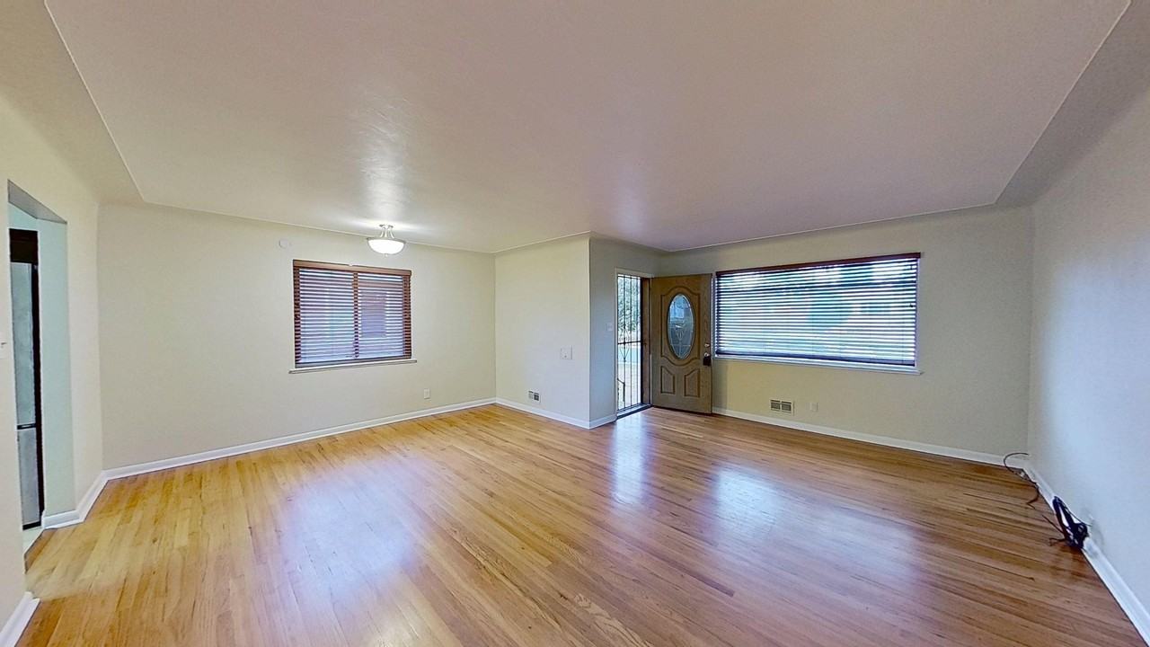 2230 Marshall St - Photo 6 of 27