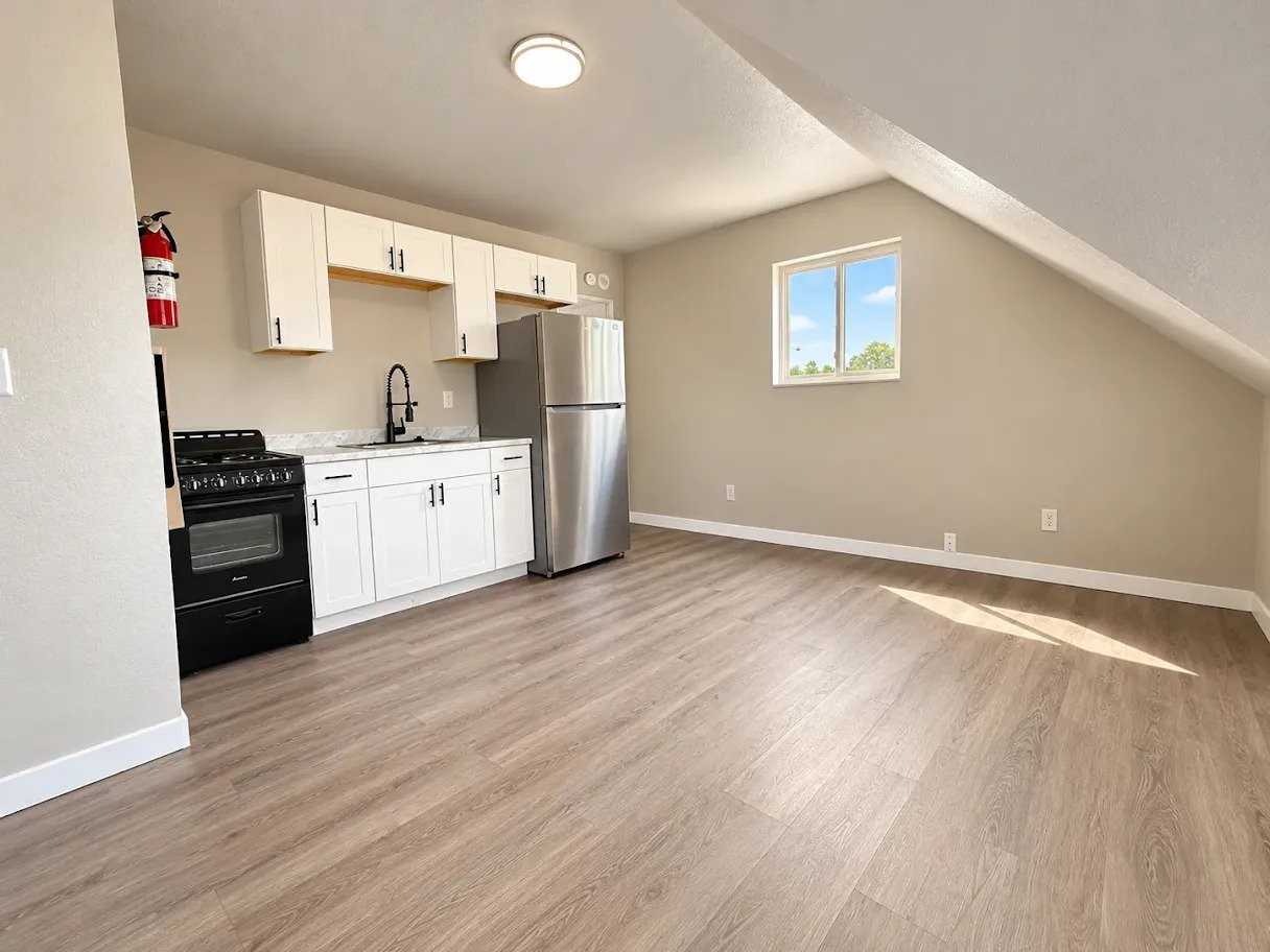 608 Bay State Ave - Photo 2 of 6