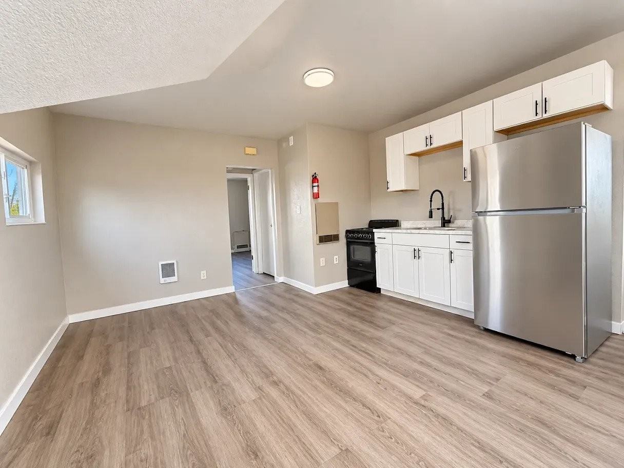 608 Bay State Ave - Photo 3 of 6
