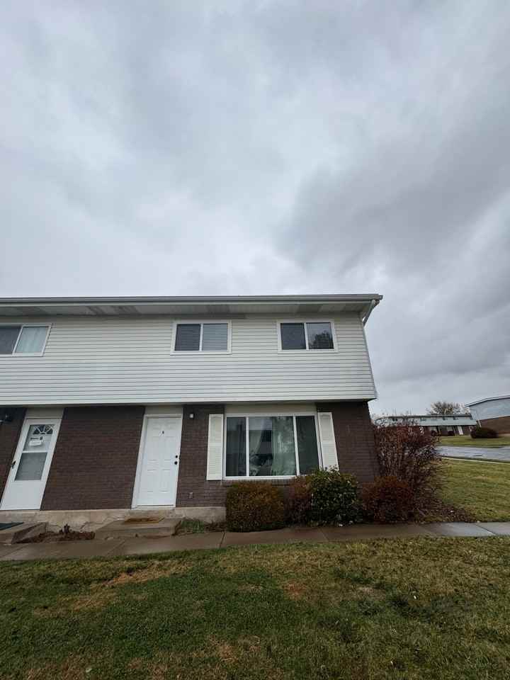 1061 N Nayon Dr