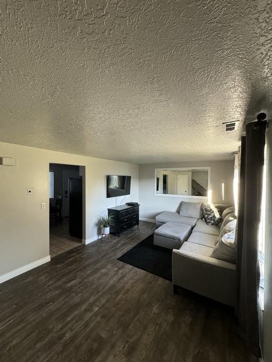 1061 N Nayon Dr - Photo 2 of 10